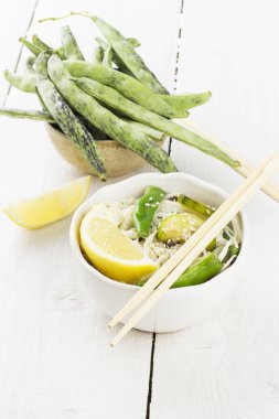 Siliculose kuru, kabak ve limon Beyaz ahşap zemin üzerinde beyaz kase ile Asya erişte