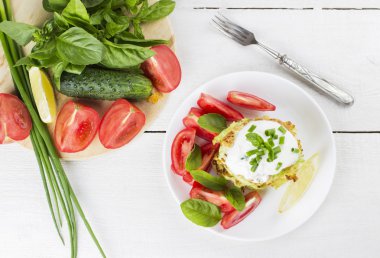 Kabak domates, fesleğen ve ekşi krema Beyaz ahşap zemin üzerine yeşil soğanlı börek. Üstten Görünüm