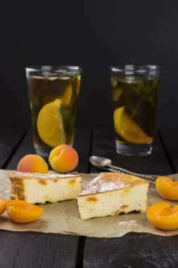 Kayısı ve pudra şekeri ve c ile süzme peynir pasta grafiğin dilimlerini