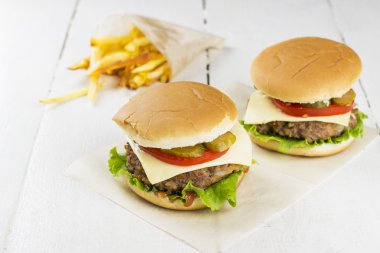 Hamburger ve patates kızartması Beyaz ahşap zemin üzerinde