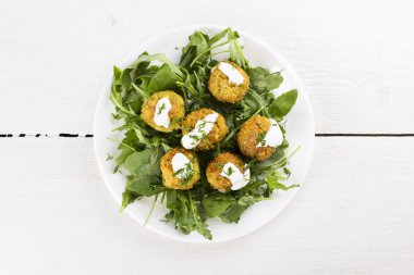 Falafel krem ve roka bir plaka üzerinde. Üstten Görünüm