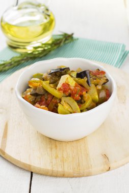 Kabak, patlıcan, domates, sebze yahni biber kase ahşap arka plan üzerinde