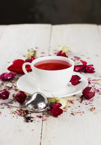 Chá de frutas com uma rosa em uma xícara branca — Fotografia de Stock