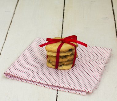 Çikolata ve kırmızı bant ile tatlılar