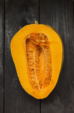 Ham kabak koyu ahşap arka plan üzerinde yarısı. Üstten Görünüm