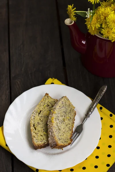 Poppy cake with a lemon on a plate — Stock Photo, Image