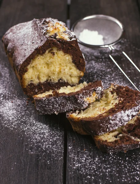 Fette di torta al cioccolato e zucchero a velo — Foto Stock