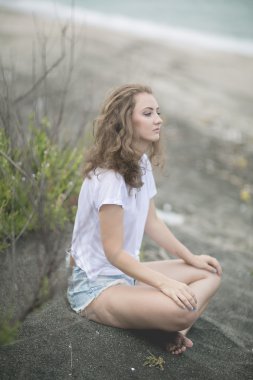 Sahilde meditasyon