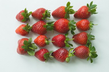 Masanın üzerinde sulu çilek