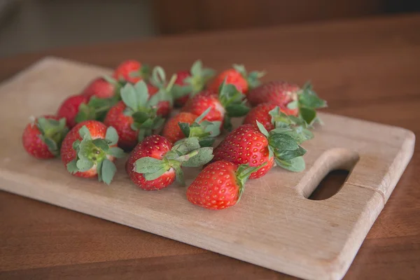 Fragole su un tagliere — Foto Stock