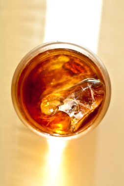 bir bardak soğuk buzlu çay