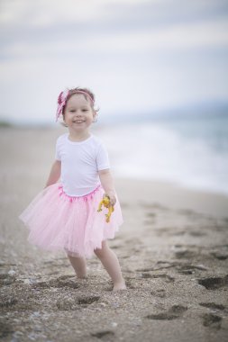 Sahildeki Mutlu Kız