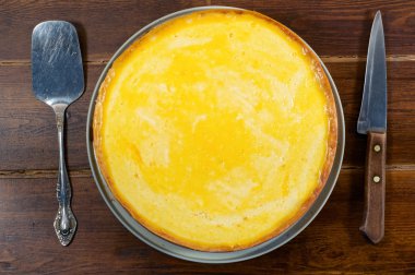 Spatula ve bıçak yuvarlak peynir pasta Üstten Görünüm