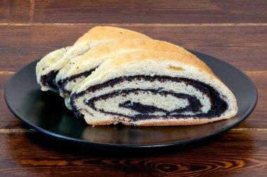 Poppy ile ahşap masa üzerinde rulo