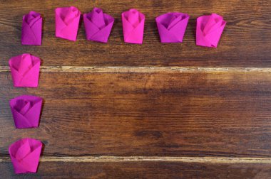 Ahşap arka plan üzerine pembe ve Lila çiçek