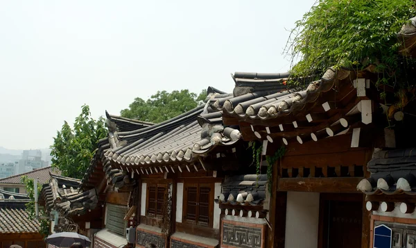 Yaz aylarında Bukchon Hanok köyde Seul