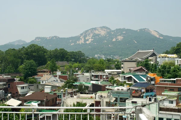 Bukchon Hanok village w lecie w Seulu — Zdjęcie stockowe