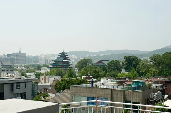 Bukchon Hanok village nyáron Szöulban — Stock Fotó