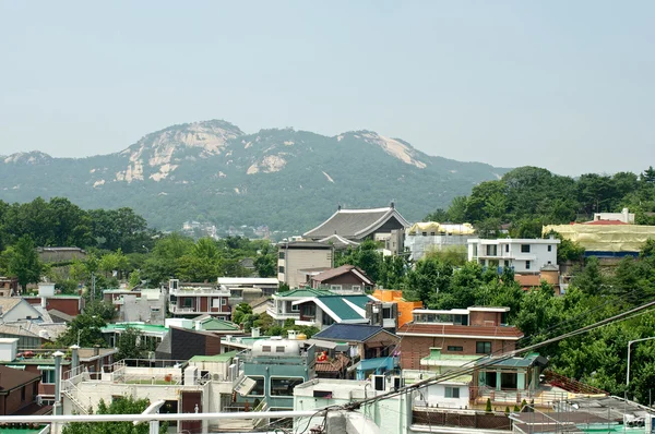 Yaz aylarında Bukchon Hanok köyde Seul — Stok fotoğraf