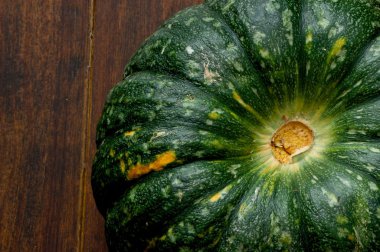 ahşap masa üzerinde kabak