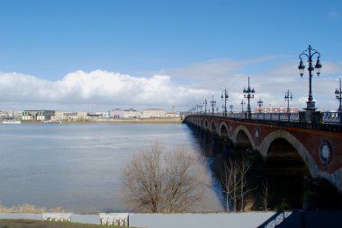 Köprü manzaralı Bordeaux