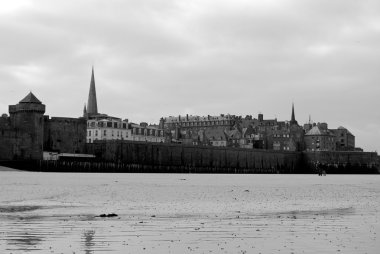 Saint Malo beach siyah beyaz