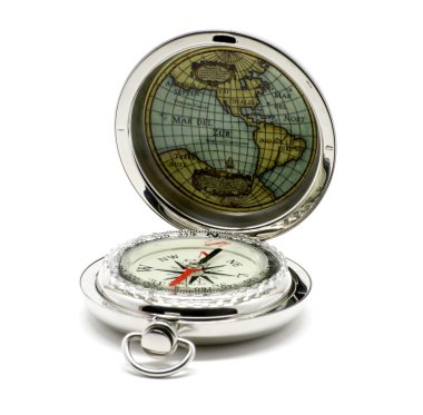 Üzerinde beyaz izole metalik pusula