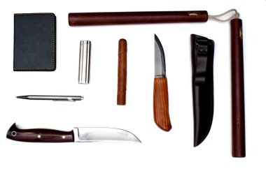 Bıçaklar, çakmak, nunchuk ve başka bir şey