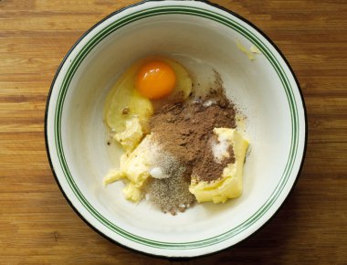 Yumurta, tereyağı, bir kase içinde kakao