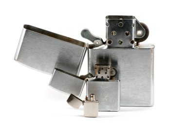 Açılan kapağı ile üç çakmaklar