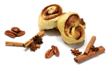 Tarçın ile izole pişmiş çörekler sopa