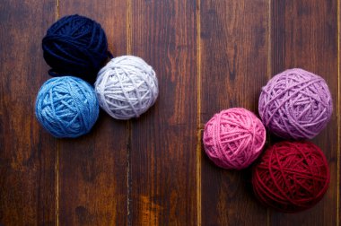 Kırmızı ve mavi tonlarda ahşap arka plan üzerinde altı skeins