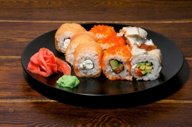 Plaka üzerinde çeşitli suşi