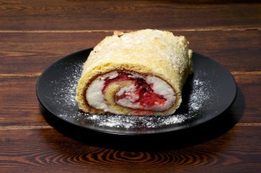 Plaka üzerinde rulo pasta