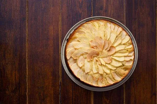 Apfelkuchen über Holzgrund — Stockfoto