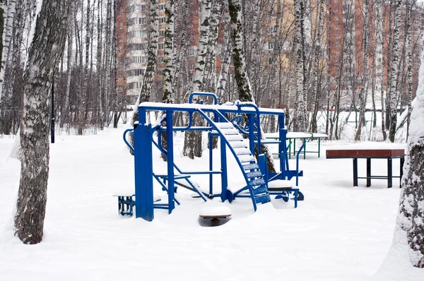 Equipo de ejercicio azul en nieve — Foto de Stock