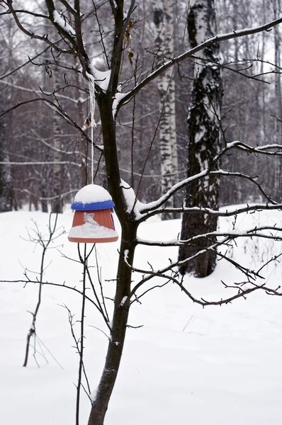 Casa de los pájaros de arcilla en invierno Imágenes de stock libres de derechos