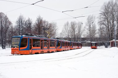 Turuncu tramvay kışın yatay