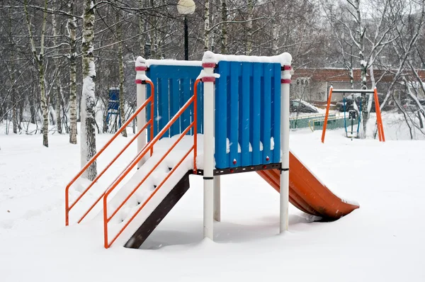 Scivolo per bambini in inverno — Foto Stock