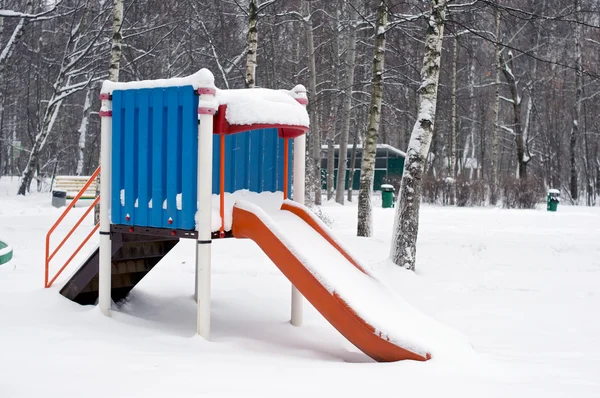 Kids' διαφάνεια στο μπροστινό μέρος του χειμώνα — Φωτογραφία Αρχείου