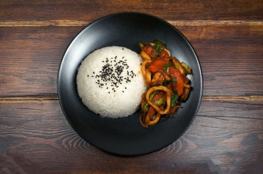 Pirinç kızarmış kalamar en iyi Manzaralı