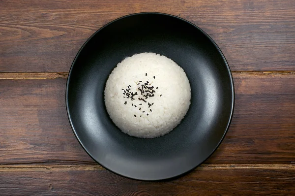 Porsi beras di piring tampilan atas dengan biji wijen — Stok Foto