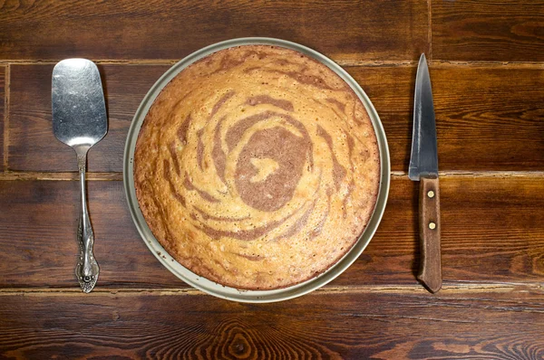 Зебра торт с ножом и лопаткой — стоковое фото