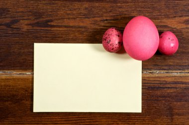 Kartı ile kırmızı yumurta