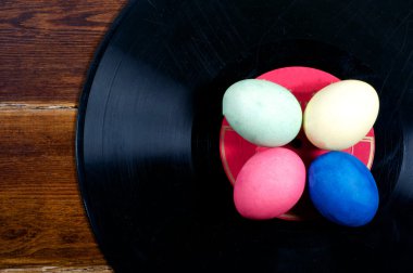 Vinil üzerinde renkli yumurta