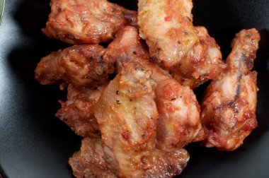 Tavuk kanatlarını kapat.