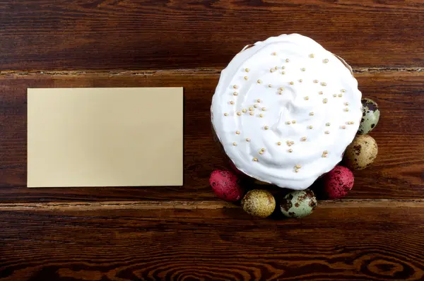 Пасхальный торт с различными яйцами перепела вокруг и карты — стоковое фото