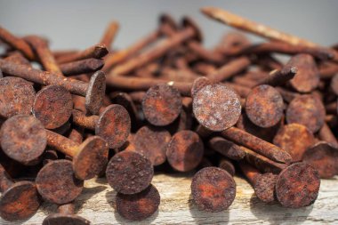 Eski moda, paslı, büyük kapaklı çiviler.