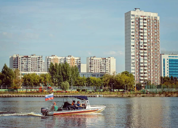 Люди Лодке Южном Портовом Округе Москвы Плывут Российским Флагом — стоковое фото