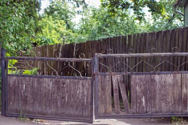 Yirminci yüzyılın ortalarının kapıları Estonya tarzında yapılmıştır.